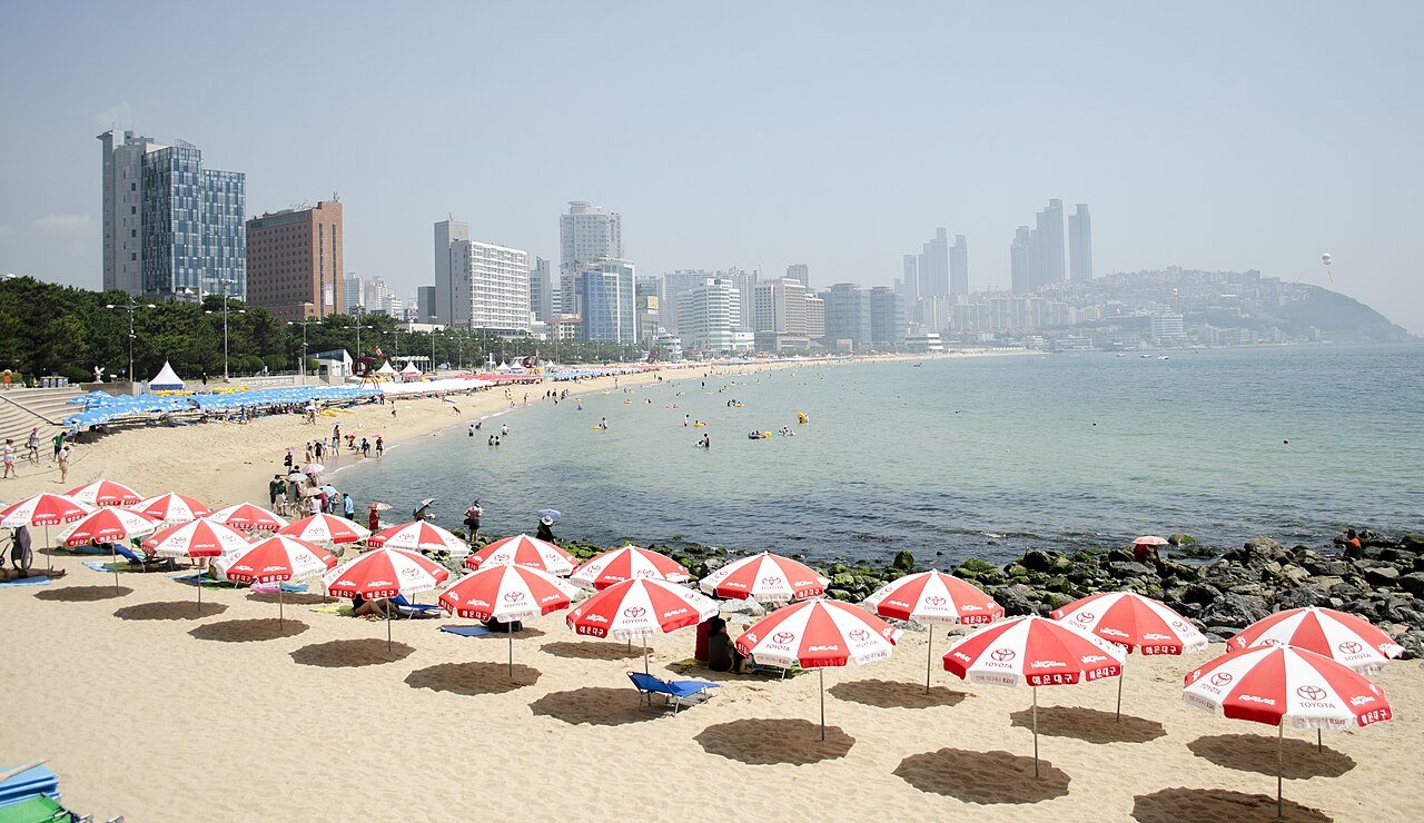 海云台海滩与釜山的城市天际线