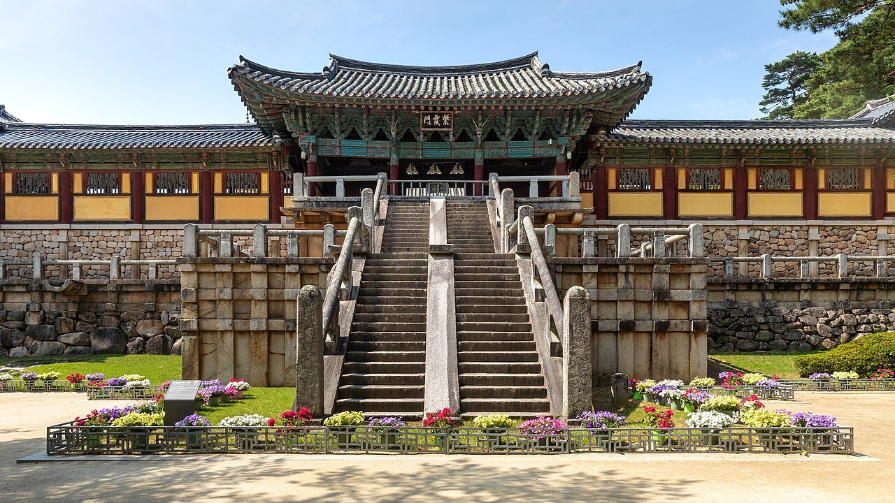 庆州佛国寺入口处的石阶与桥梁,配以花坛和蓝天