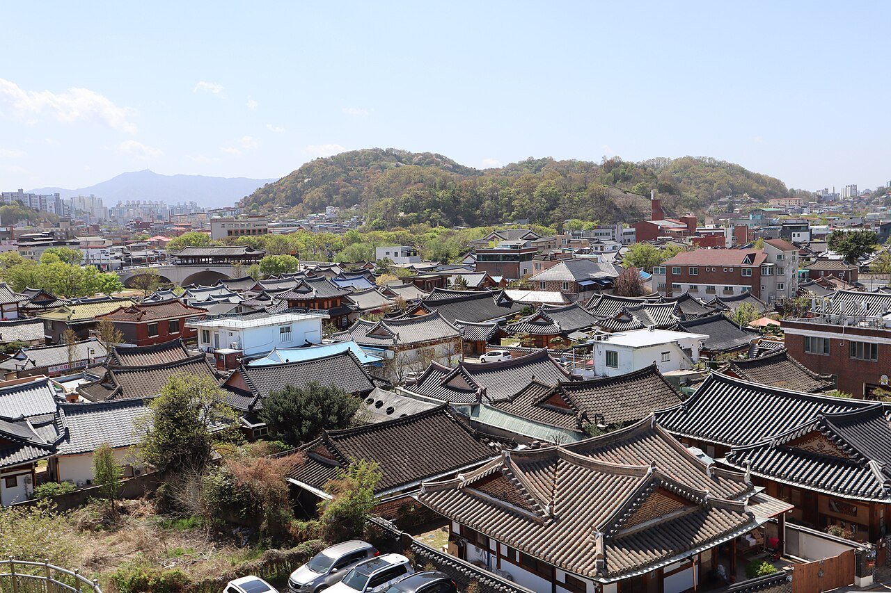全州韩屋村屋顶,背后是青翠山丘和春日新绿