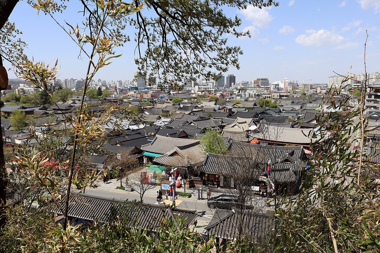 俯瞰全州韩屋村传统韩屋的屋顶
