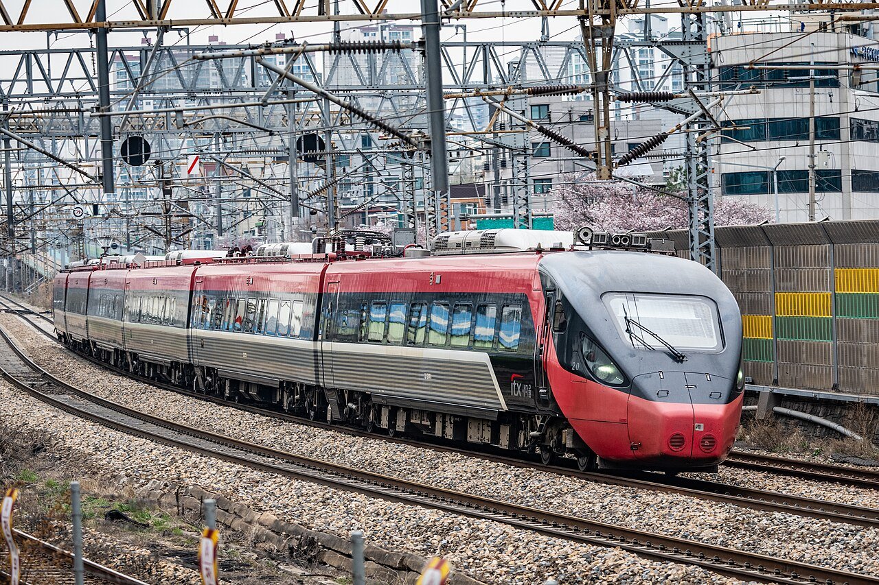 停靠站台的Korail ITX-新村号城际通勤列车