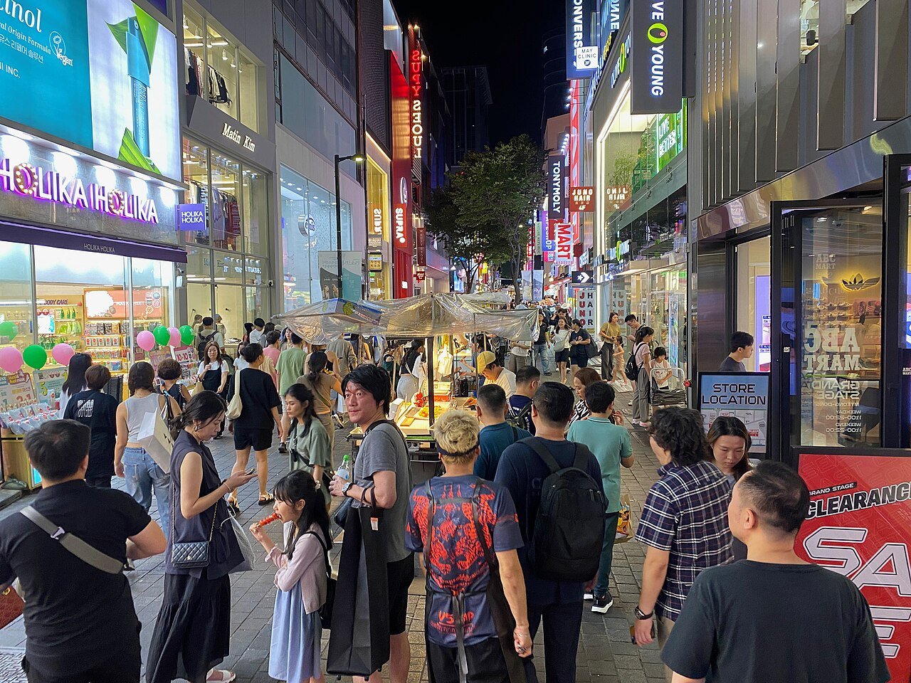 首尔明洞夜市熙攘的人群与灯火通明的摊位