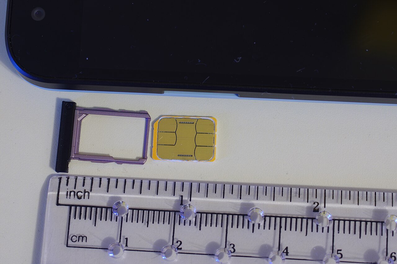 一张 nano SIM 卡放在弹出的卡托上