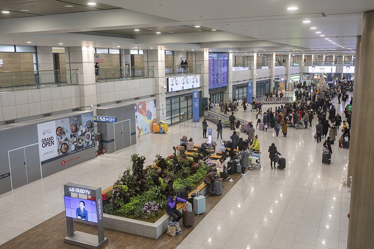 仁川机场第一航站楼明亮的入境大厅与候机长廊