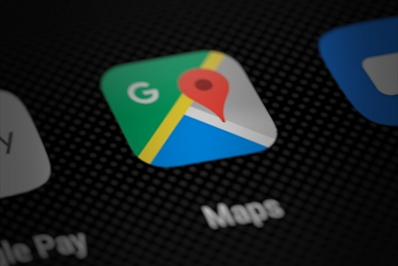智能手机屏幕上以斜角呈现的谷歌地图 App 图标