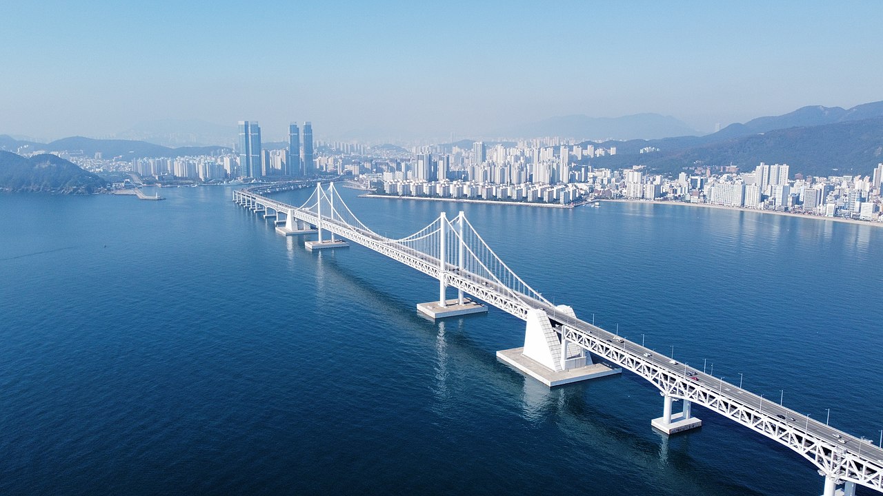 白天,横跨釜山海湾的广安大桥