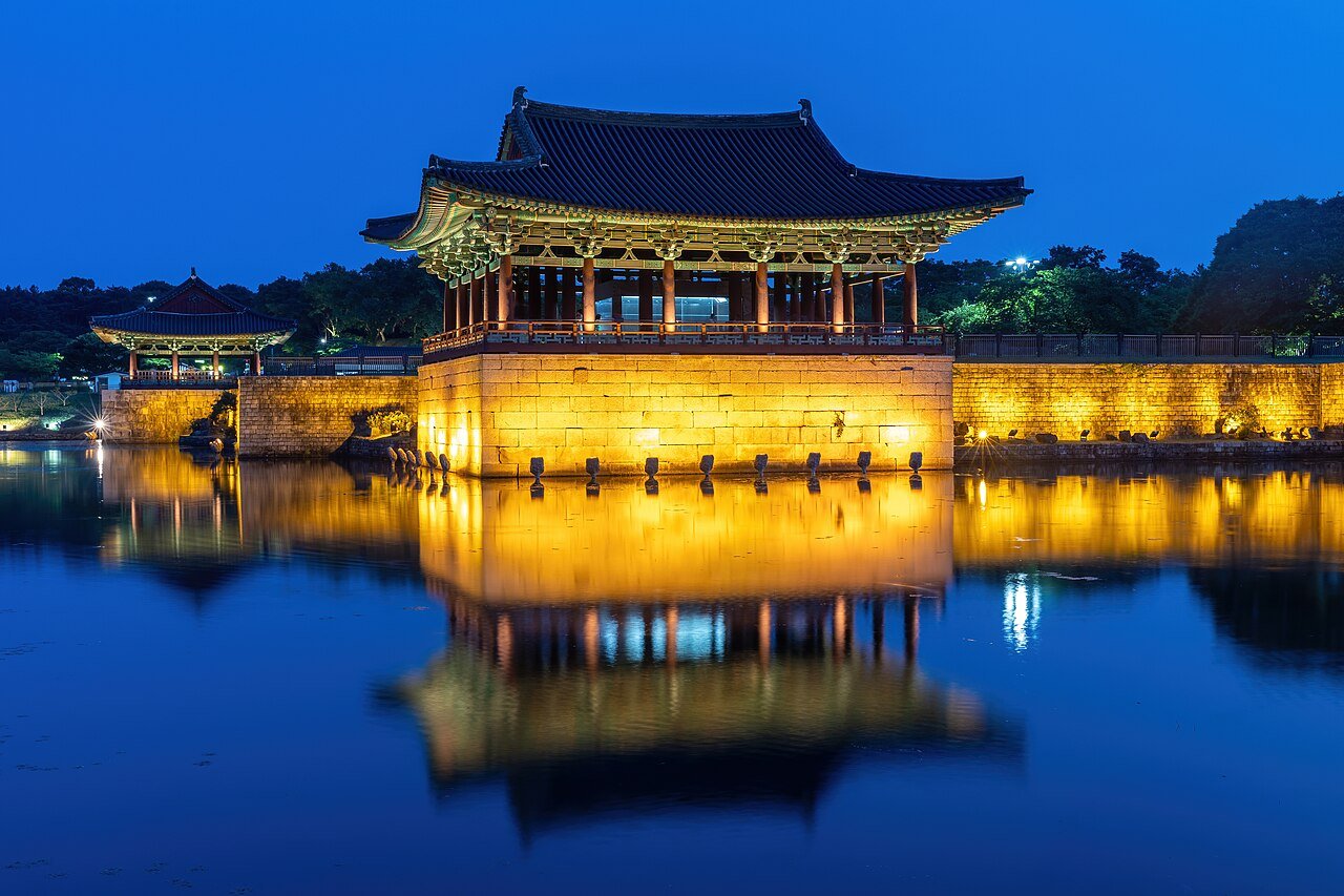 蓝调时刻东宫倒映在月池水面