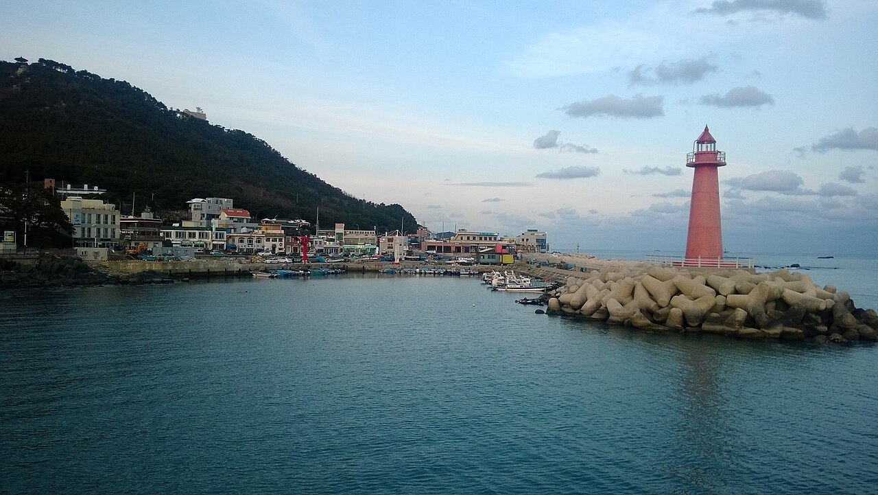 釜山海岸边的青沙浦渔港,有红色灯塔和防波堤