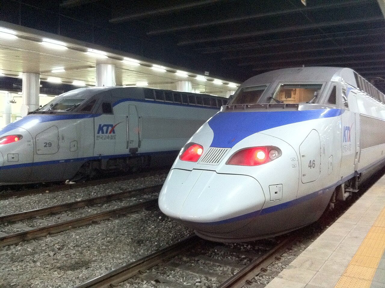 一列 KTX 列车停靠在首尔站的站台上