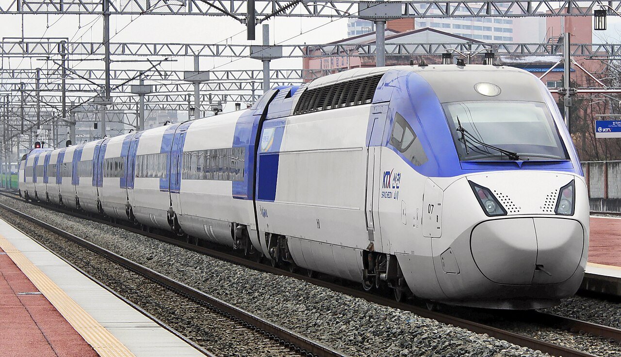 KTX-山川（Sancheon）高速列车，干净的侧面/四分之三视角