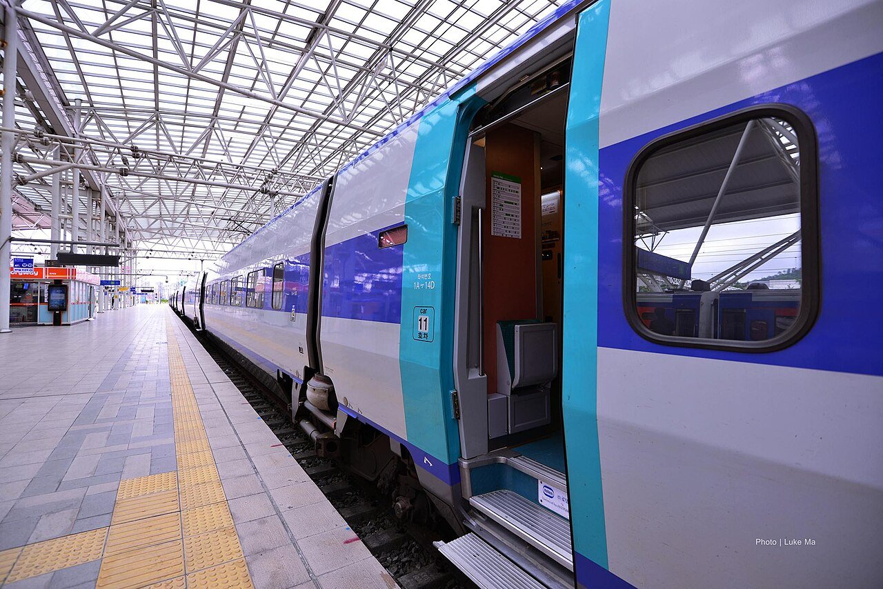 一名乘客正从首尔站站台的敞开车门登上 KTX 列车
