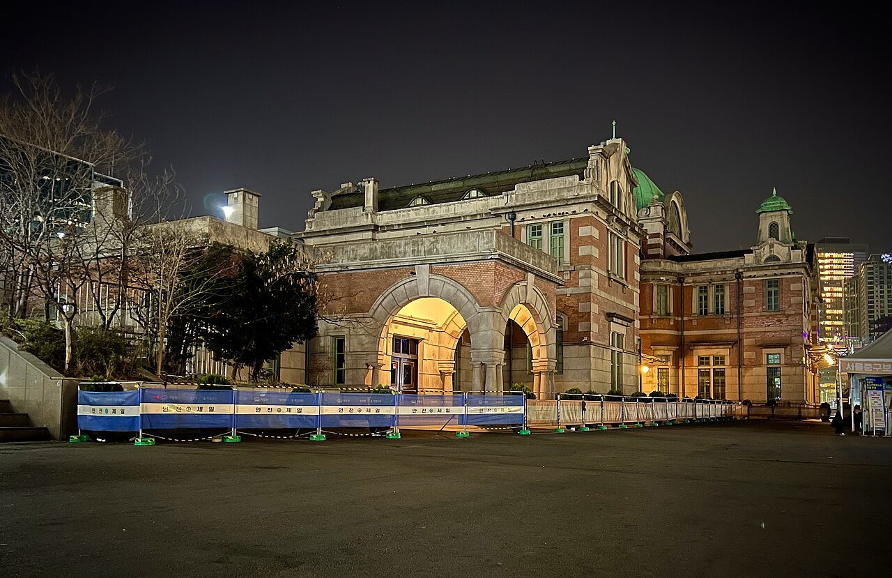 夜晚灯火通明的首尔站建筑