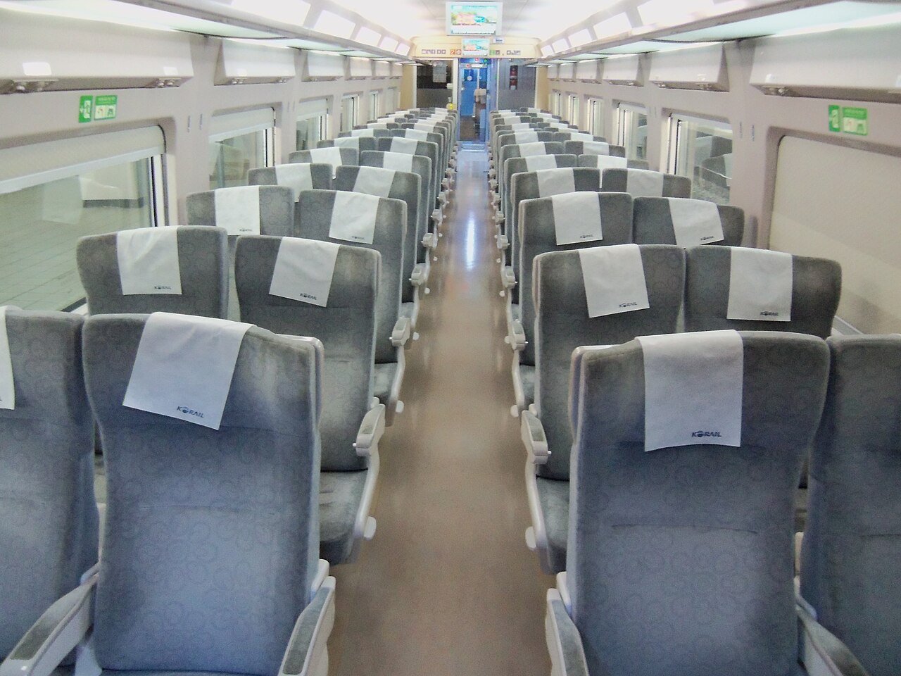 KTX-山川（Sancheon）列车的头等（特室）车厢内部，一排排座位