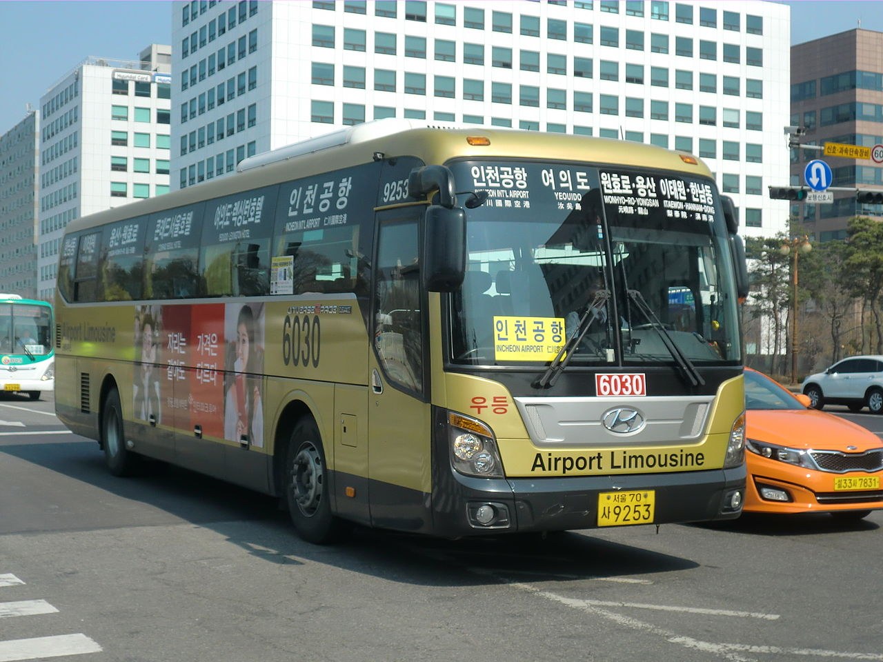A gold Airport Limousine coach on the Incheon Airport–central Seoul route, serving Yeouido, Yongsan and Itaewon