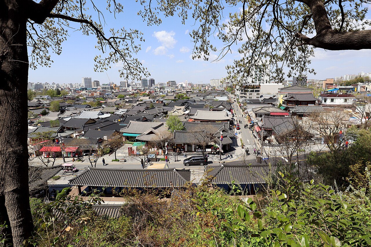 全州韩屋村街头一景,可见传统韩屋房屋