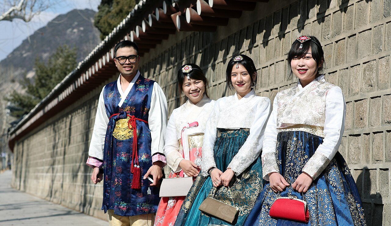 身着色彩鲜艳传统韩服的游客在韩国宫殿中