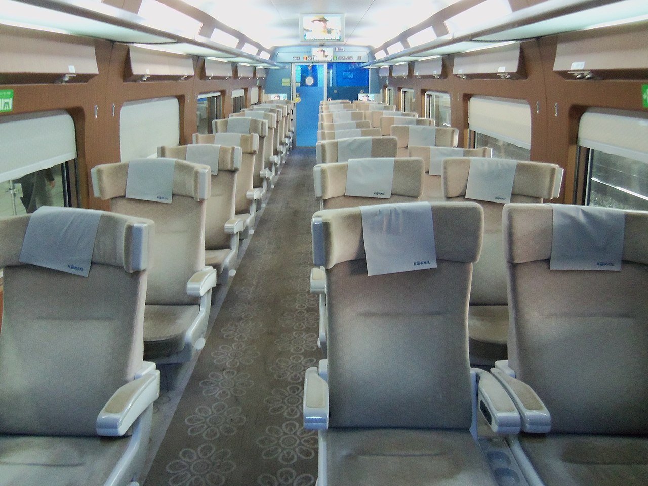 KTX-山川号列车车厢内部,一排排座椅