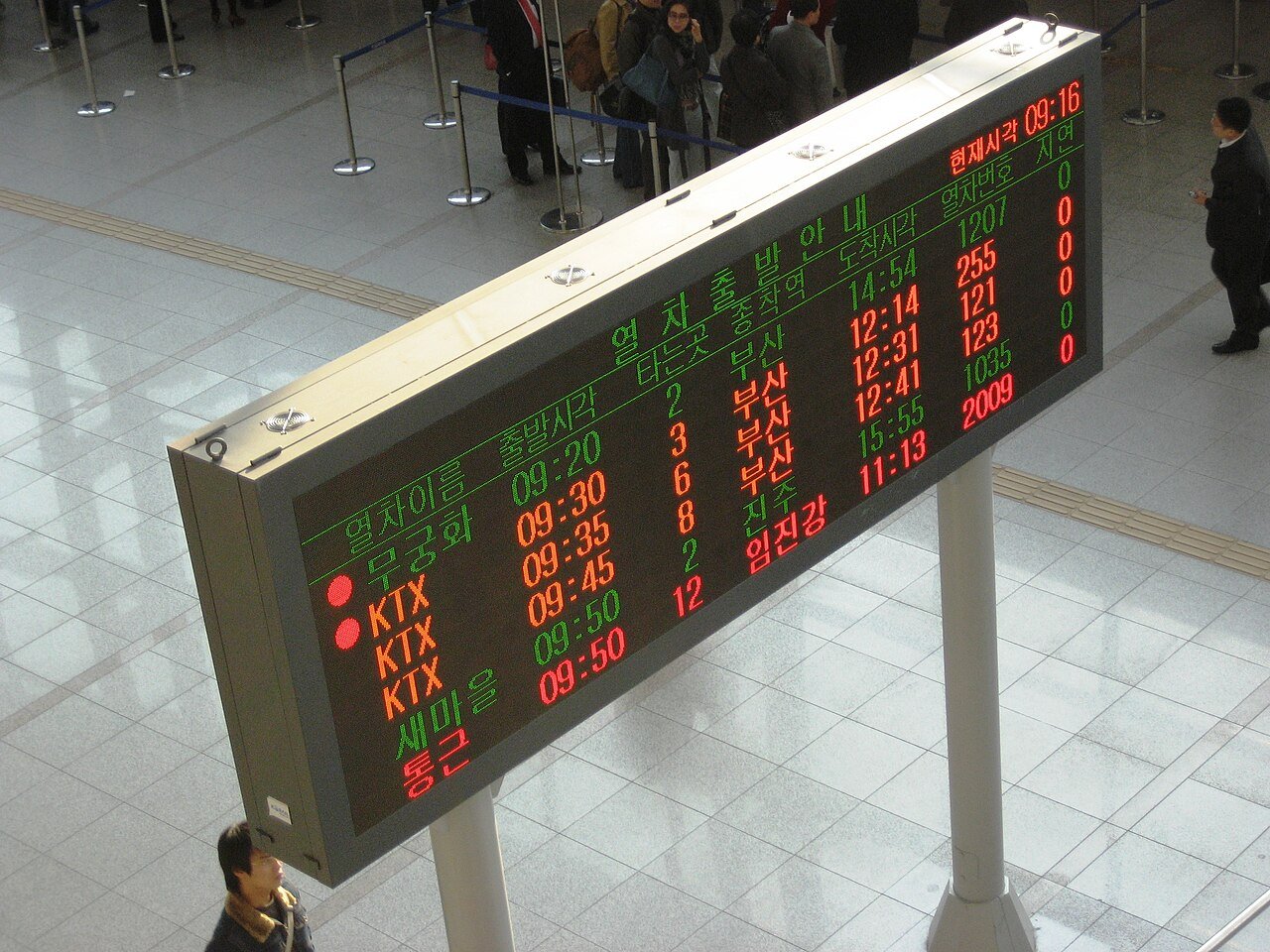 首尔站的电子发车信息显示屏