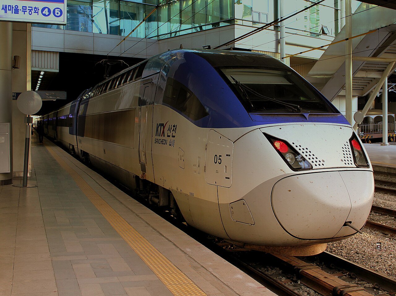 停靠在釜山站站台的 Korail KTX 列车