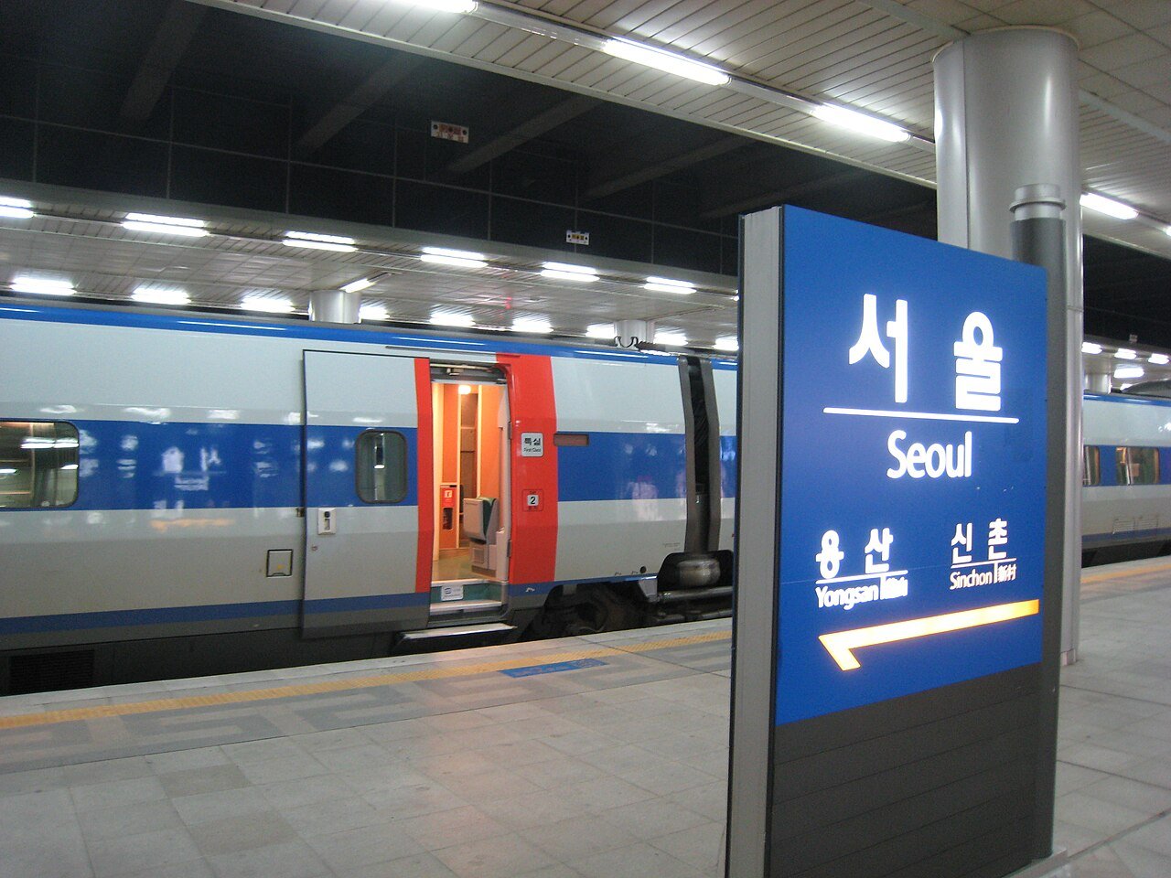 一列 KTX 高速列车(流线型车头)停靠在首尔的站台上