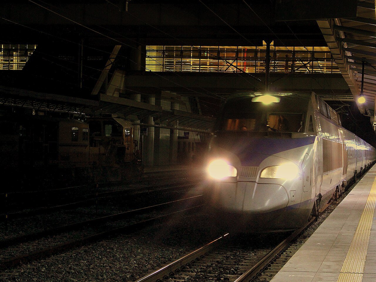一列 KTX 列车停靠在韩国大田站的站台上