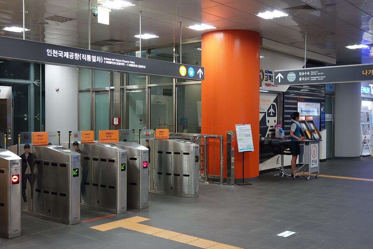 首尔站(AREX/Korail)内部大厅,旅客往来其间