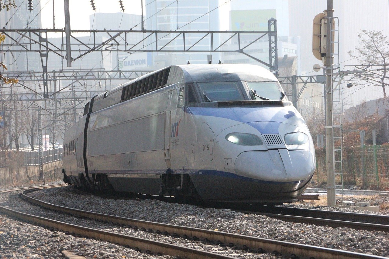 停靠在站台上的韩国高速列车 KTX（Korea Train Express）