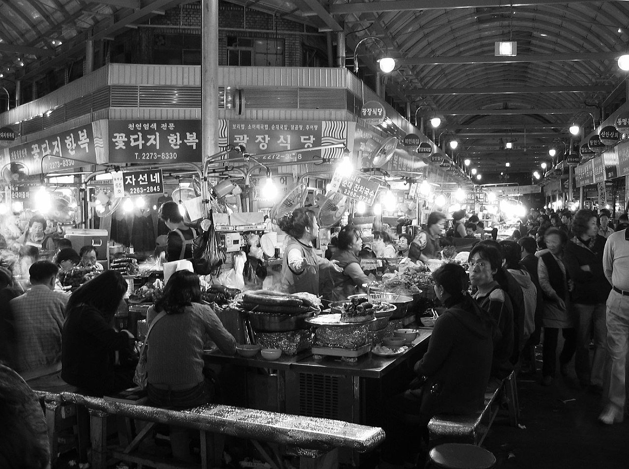 首尔广藏市场美食巷内的开阔景象（Market - Flickr - Swiss James）