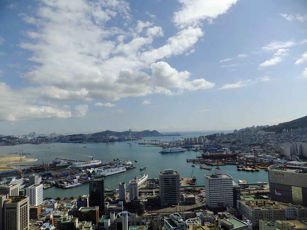 车站附近釜山港与码头的鸟瞰全景,可俯瞰城市天际线