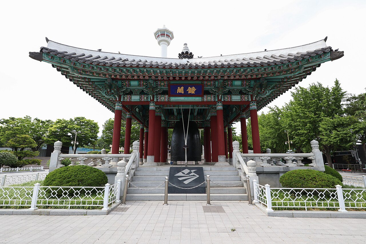 釜山塔耸立在龙头山公园之上,从车站坐车一小段即可到达