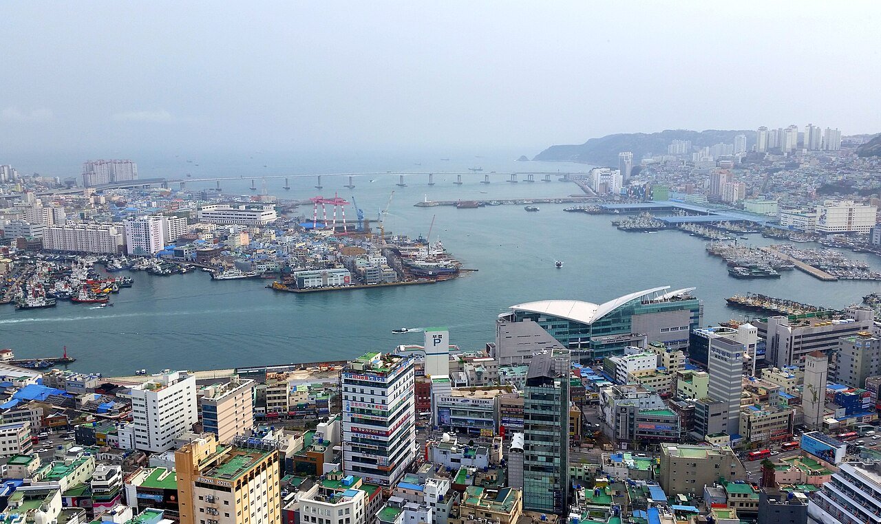 从釜山塔顶俯瞰南港与釜山城市天际线的全景