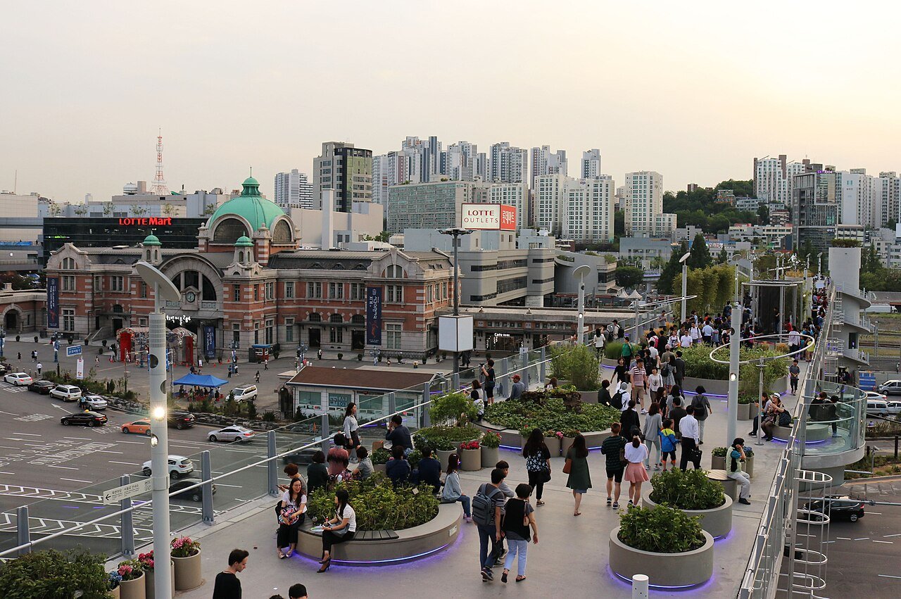 首尔路 7017 空中花园步道，沿途布满花坛