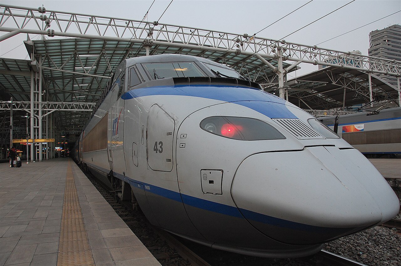 停靠在首尔站站台的KTX高速列车（KTX-I），韩国的旗舰子弹头列车